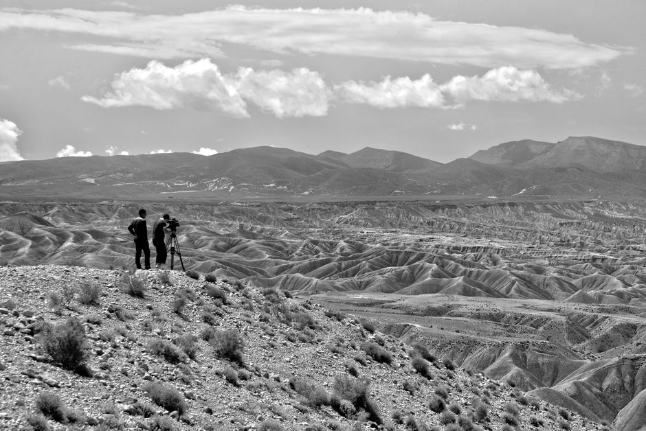 A photographer captures the stunning desert terrain of Guercif, Morocco, under a dramatic sky.