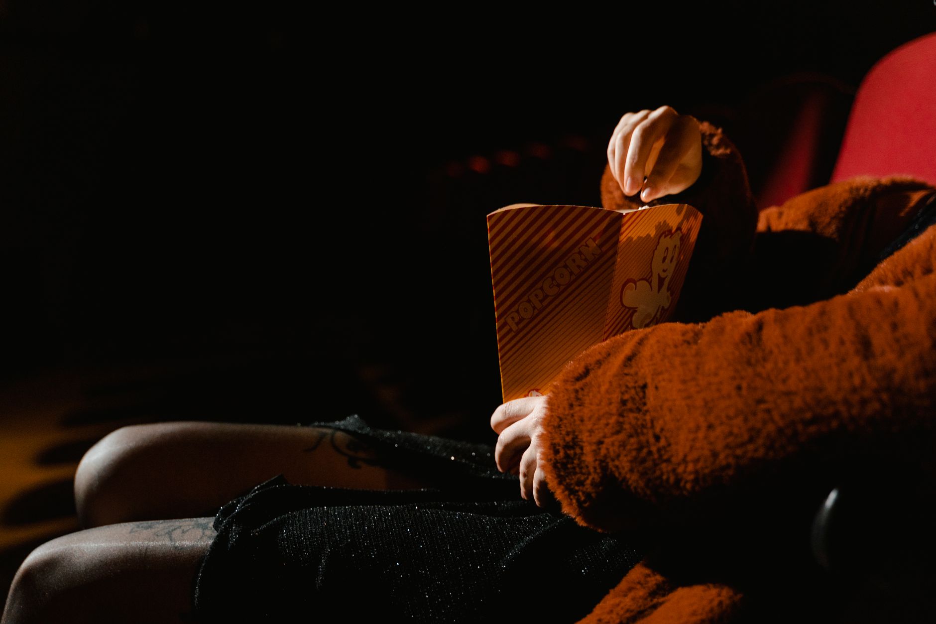 Table work en cine independiente: cómo convertir guiones rígidos en diálogos naturales con actores no profesionales