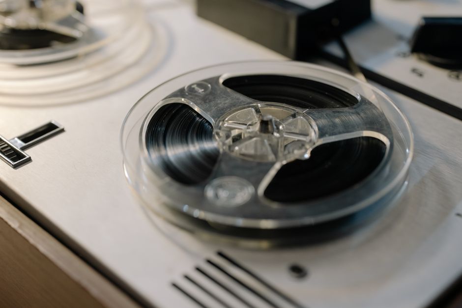 Detailed view of an analogue reel-to-reel tape recorder, showcasing retro audio technology.