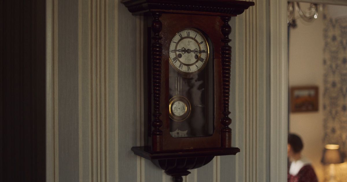Decorados históricos en el cine: cómo reutilizar escenarios para construir universos interconectados sin disparar costes