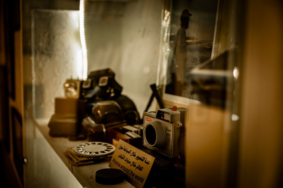 A nostalgic display of vintage cameras in a Kuwait City museum exhibit.
