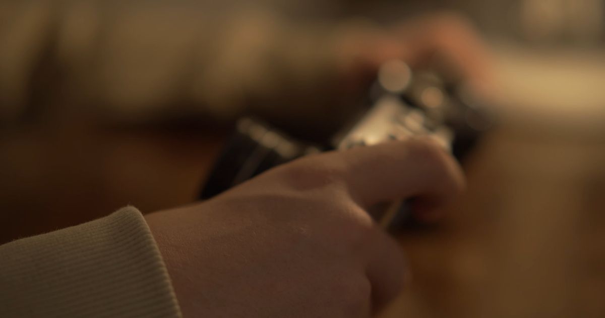 Lentes anamórficos vintage en el drama psicológico: cómo crear halos de luz orgánicos en rodaje