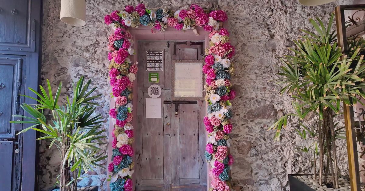 Decorados históricos en franquicias: cómo el diseño de producción reutiliza espacios para construir universos cinematográficos con presupuestos ajustados