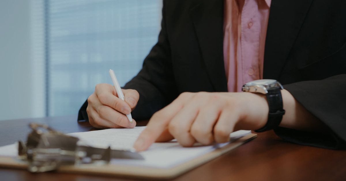 Cláusulas de paridad de género en contratos de rodaje: cómo afectan a producciones de alto presupuesto