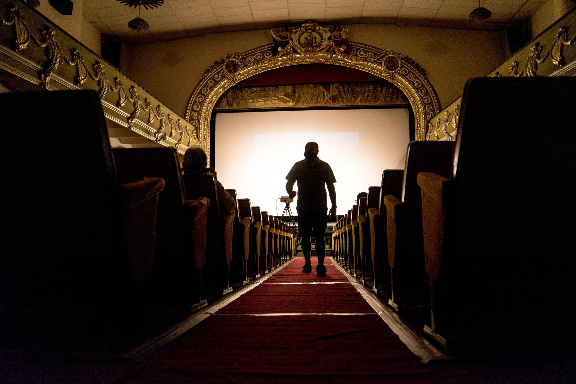 Festivales de cine y nuevos modelos de financiación: cómo el crowdfunding y las residencias están redefiniendo el cortometraje experimental
