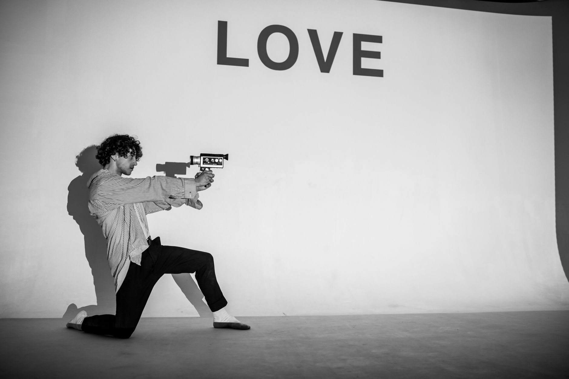 Luz monocromática en el cine de autor: cómo el minimalismo está transformando la narrativa visual