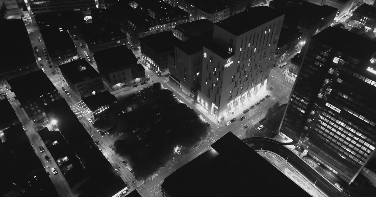 Claroscuro moderno: cómo el cine negro contemporáneo reinventa el diseño de producción con materiales y arquitectura