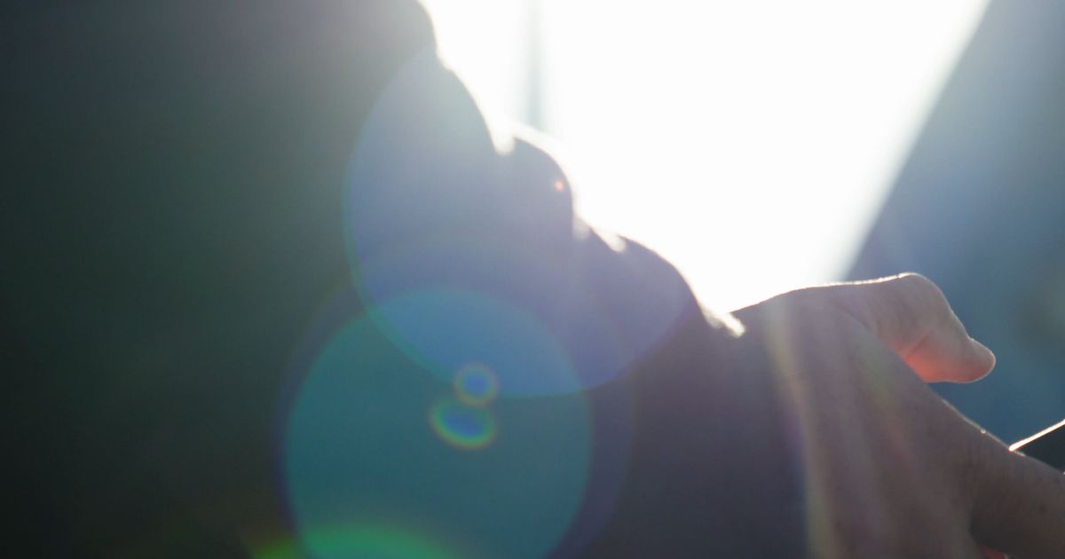 El flare intencional como herramienta narrativa: cómo los directores de fotografía guían la mirada en el suspense contemporáneo