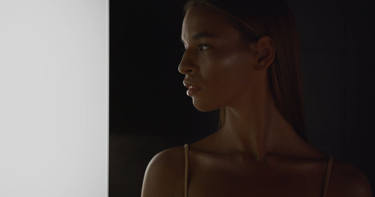 La luz lateral extrema como herramienta psicológica en el drama íntimo: claves para directores de fotografía