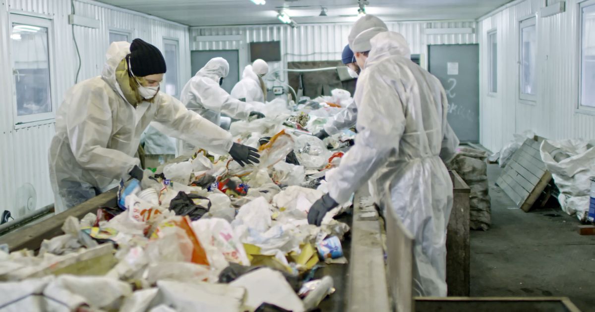 Diseño de producción sostenible: cómo el cine de bajo presupuesto redefine los mundos visuales con materiales reciclados