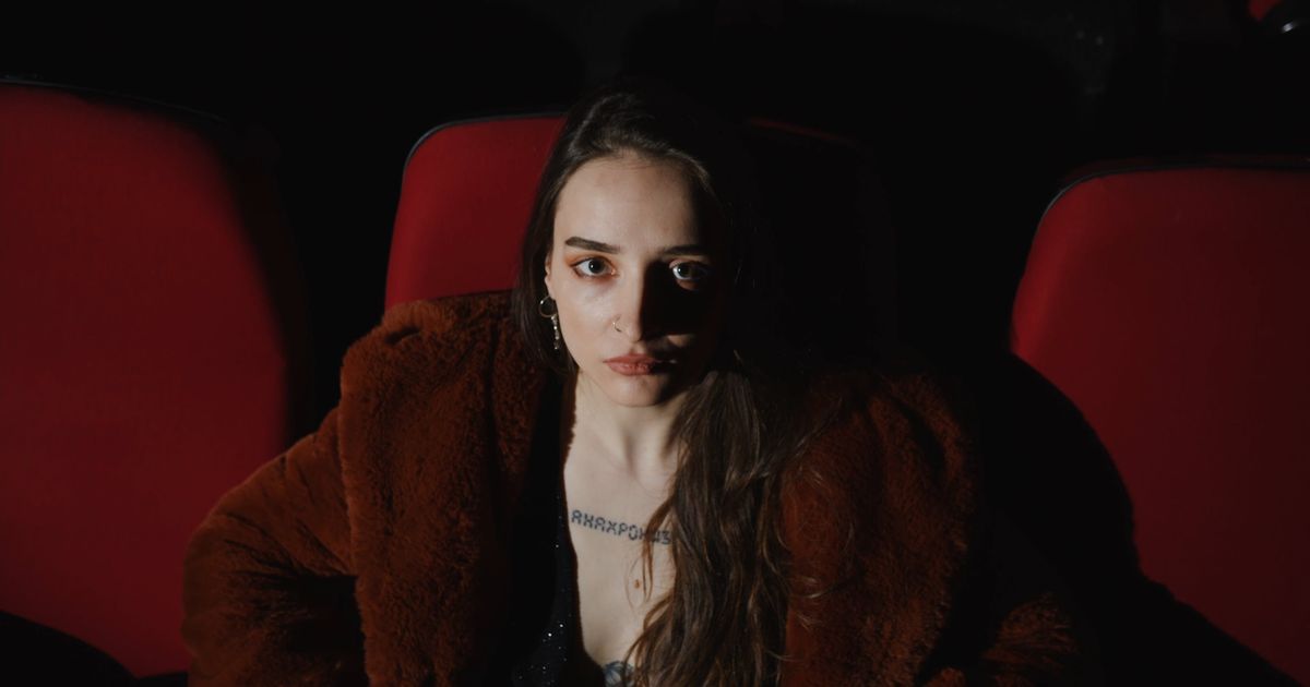 El mockumentary como herramienta de terror psicológico: workflows sin efectos de sonido tradicionales