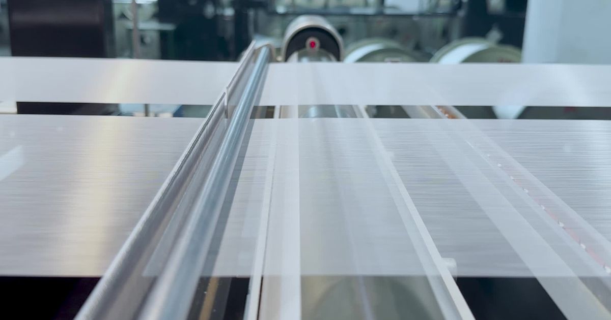 Diseño de producción low-cost: cómo transformar materiales industriales en escenarios futuristas
