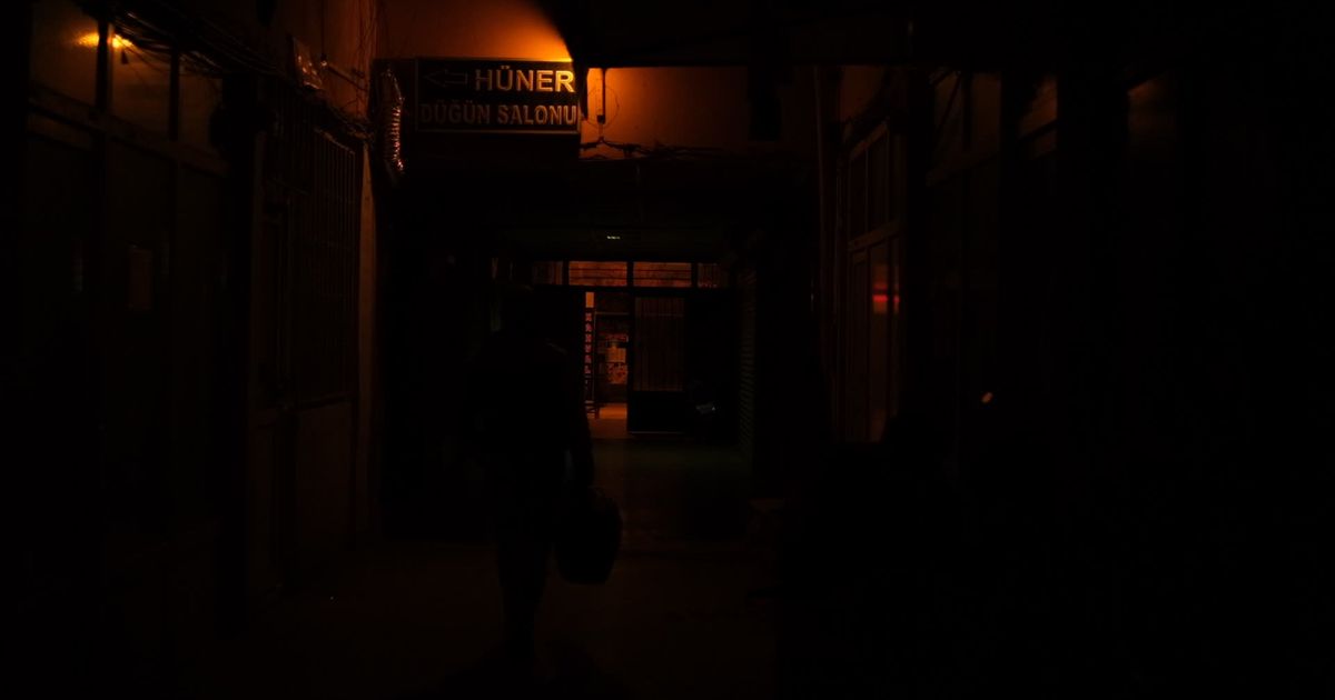 Claroscuro en exteriores nocturnos: cómo los directores de fotografía están redefiniendo la luz natural en el cine contemporáneo