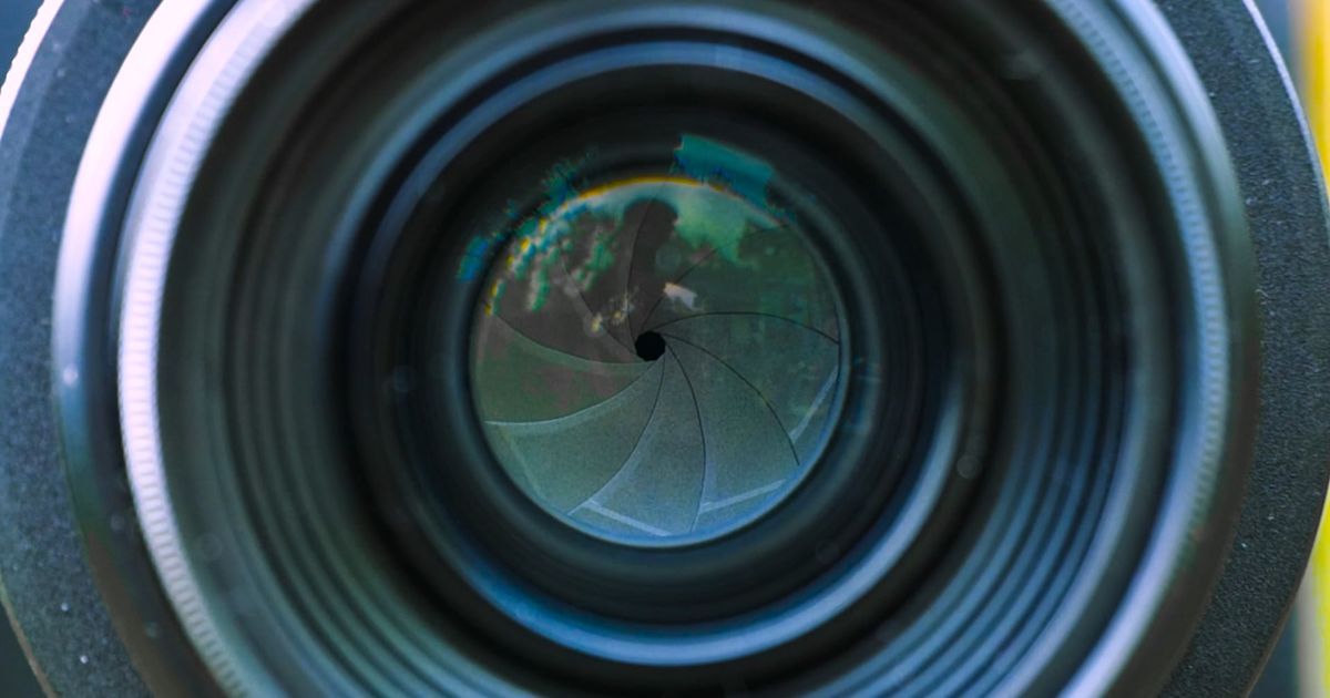 El slow zoom en el plano medio: cómo un recurso técnico redefine la intimidad en el drama contemporáneo