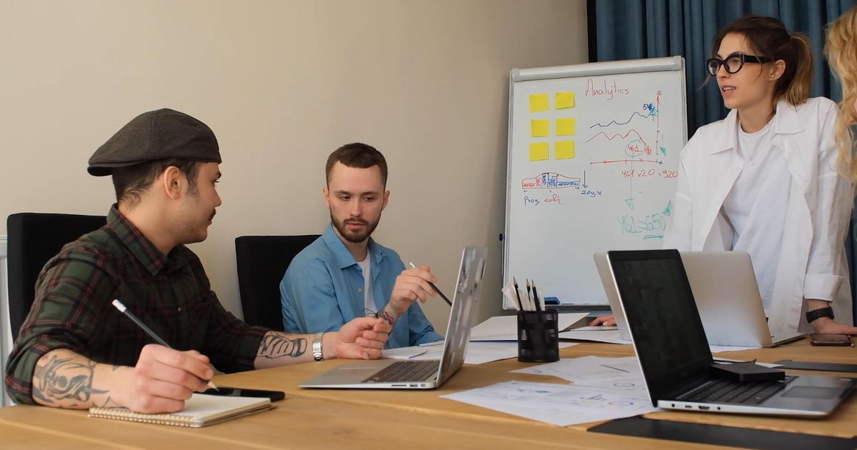 Hot desking en rodajes multicámara: cómo mantener la trazabilidad de equipos sin perder flexibilidad
