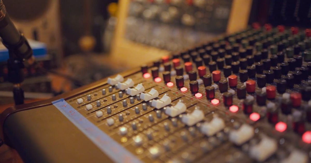 ST 2098-2: Cómo el nuevo estándar de audio inmersivo está transformando la mezcla de sonido en cine y series