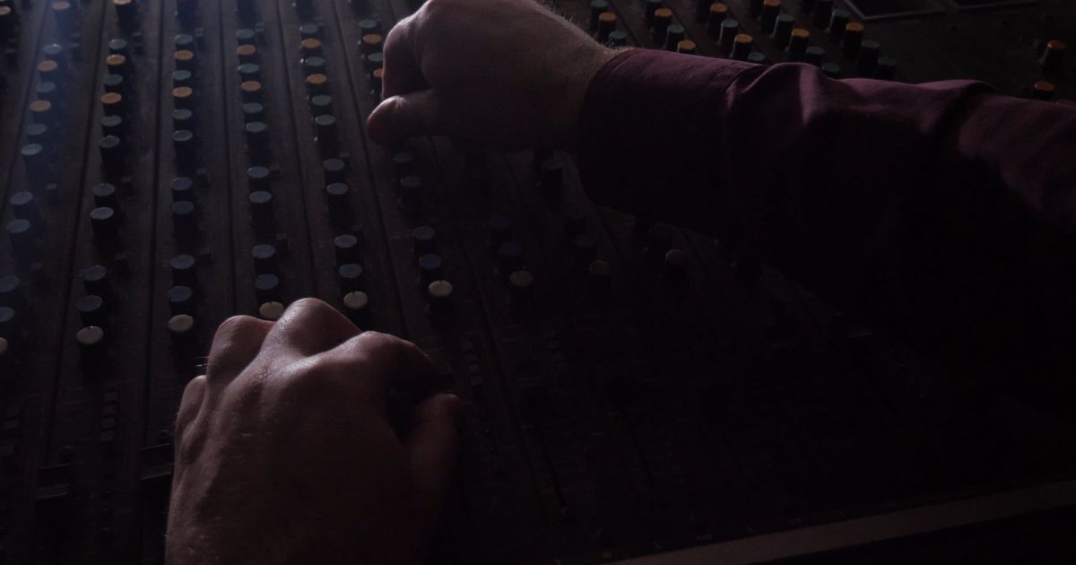 El silencio que acelera: cómo el sound design no diegético está redefiniendo el pacing en thrillers psicológicos